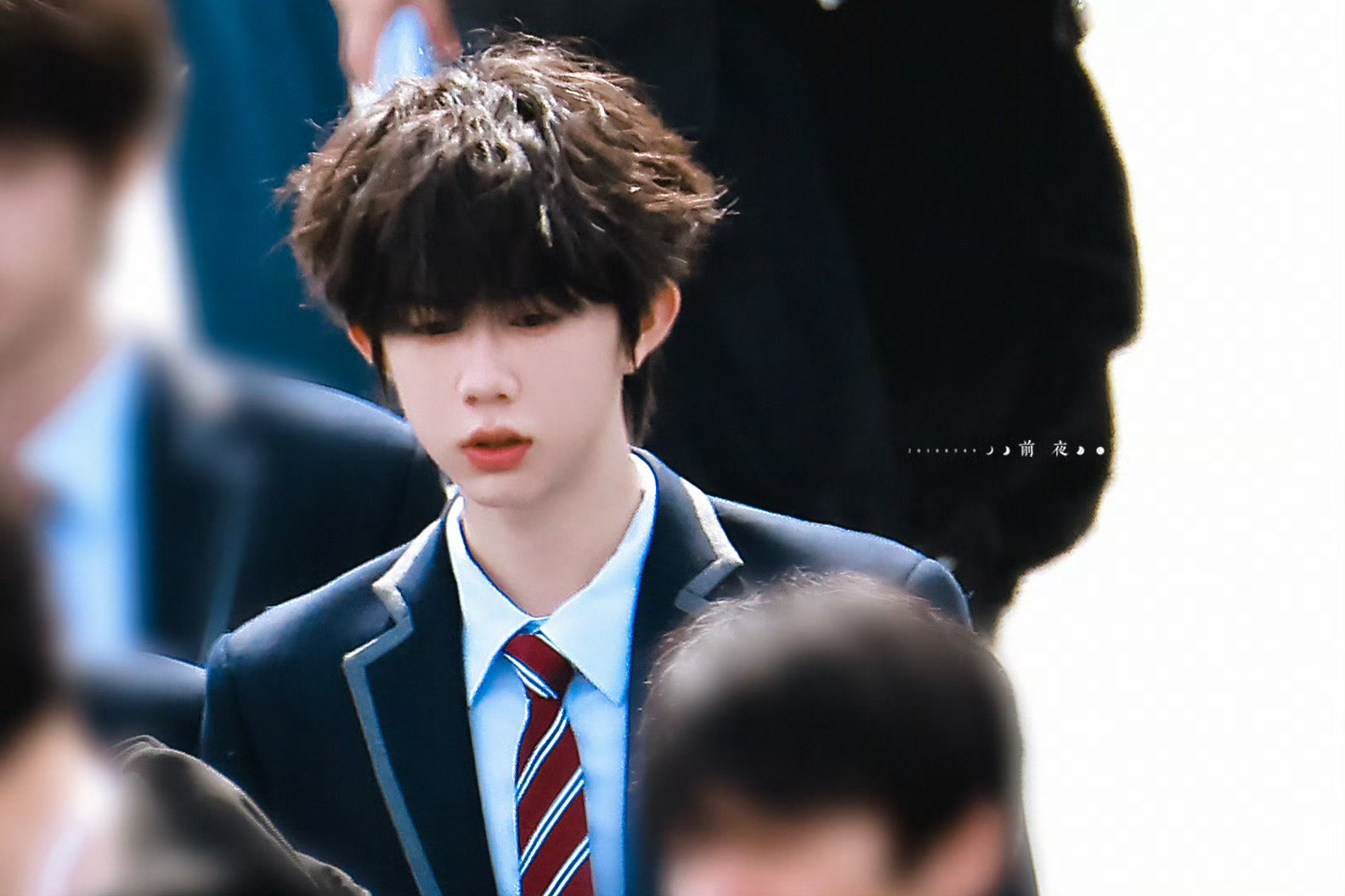 陈奕恒新戏开机路透曝光，蓬蓬卷毛造型吸睛