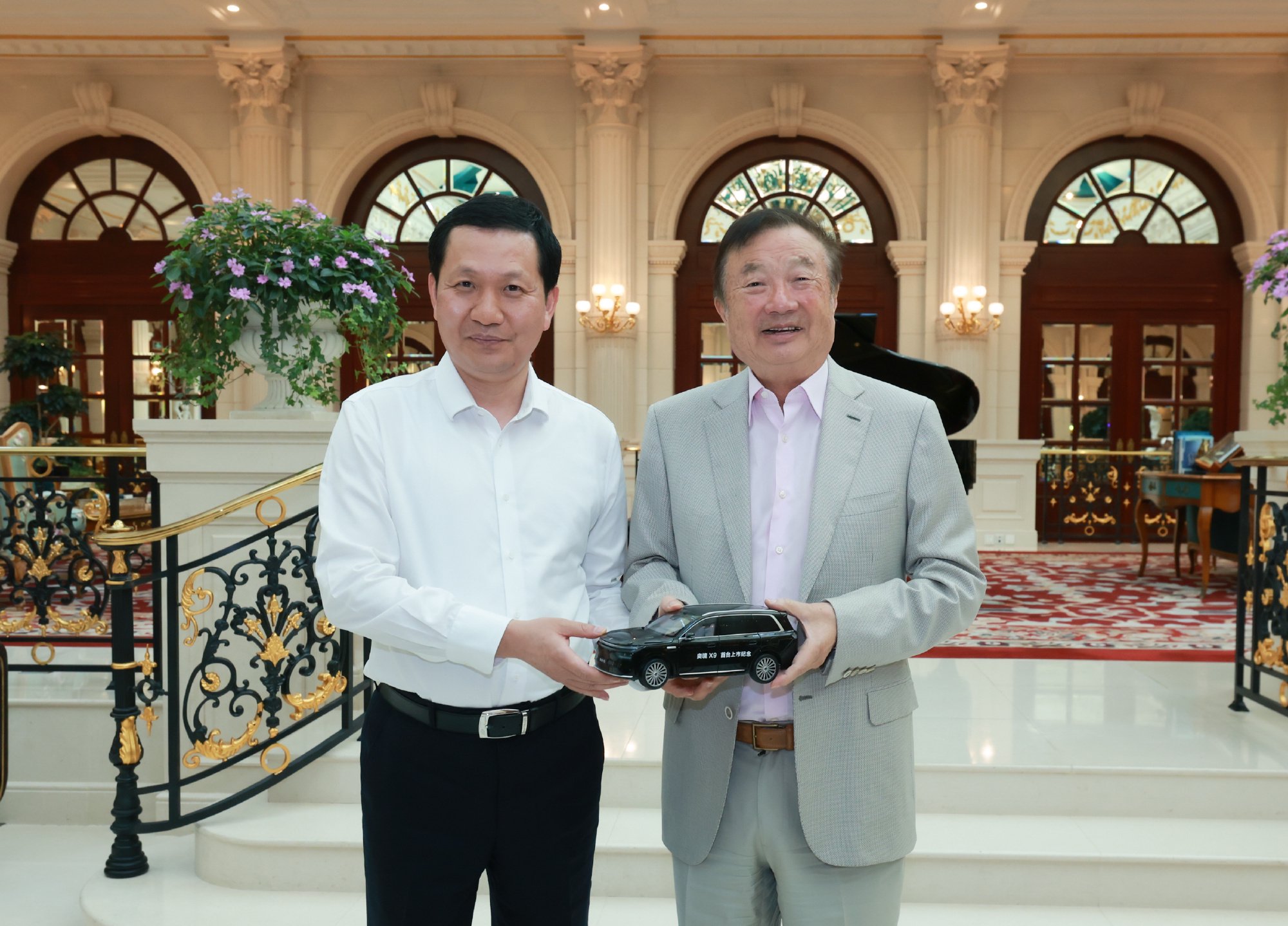 9月22日，华为创始人任正非在深圳接见来访的东风汽车总经理冯长军等人…