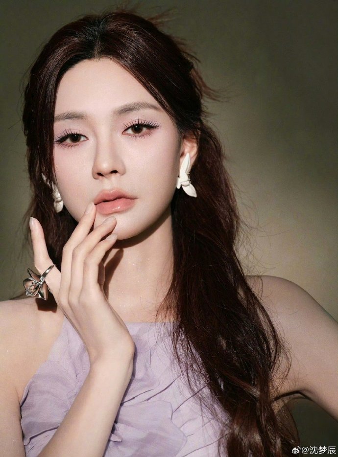 沈梦辰红裙港风妆亮相声鸣远扬直播