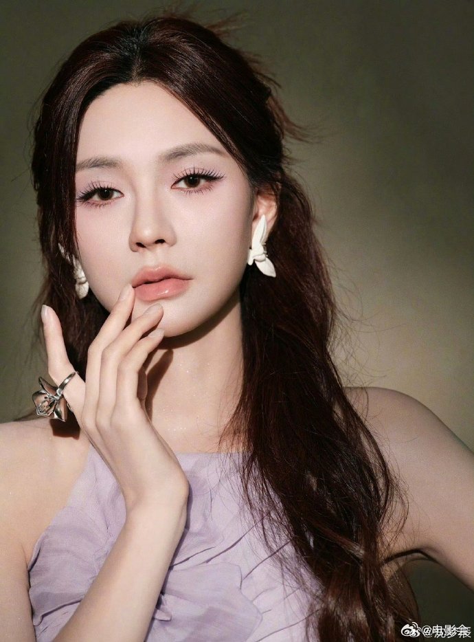 沈梦辰红裙港风造型亮相声鸣远扬直播