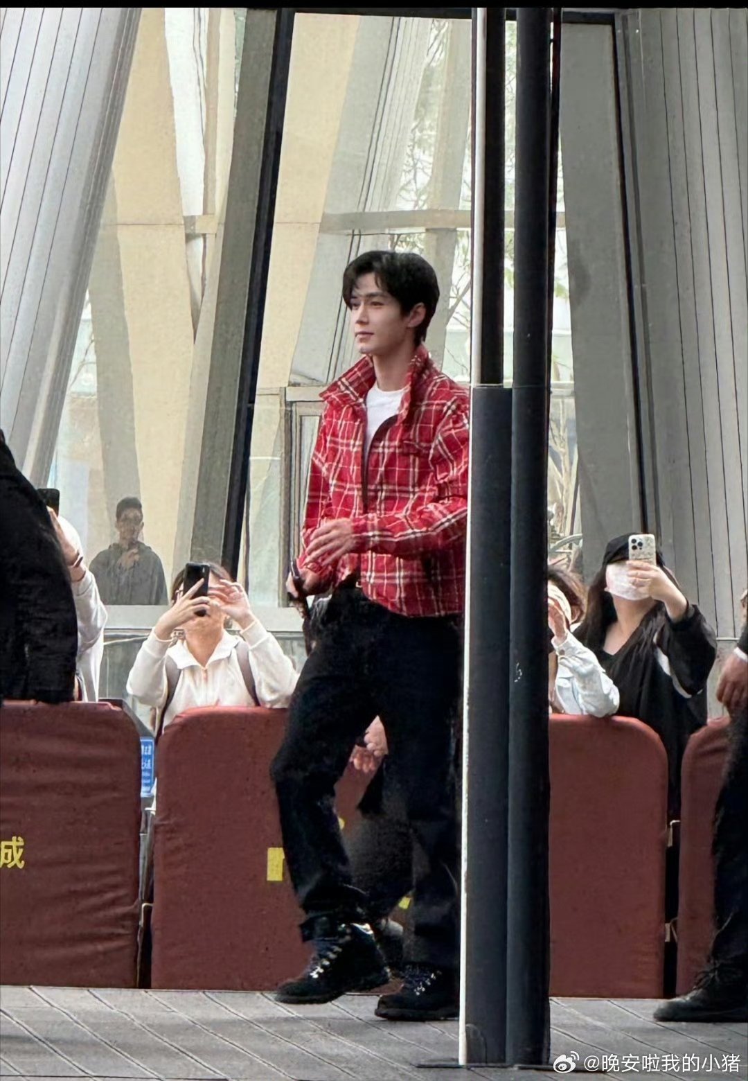 何与出席Burberry活动造型曝光