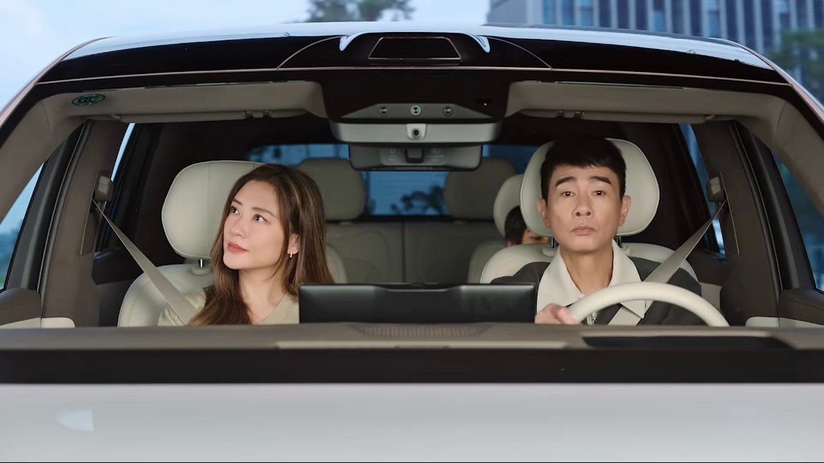 陈小春应采儿家庭出行选择腾势N8L