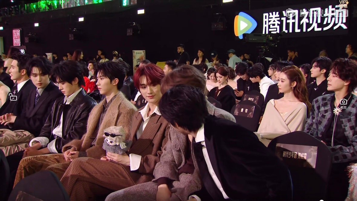 丁程鑫拿走刘耀文娃娃引热议