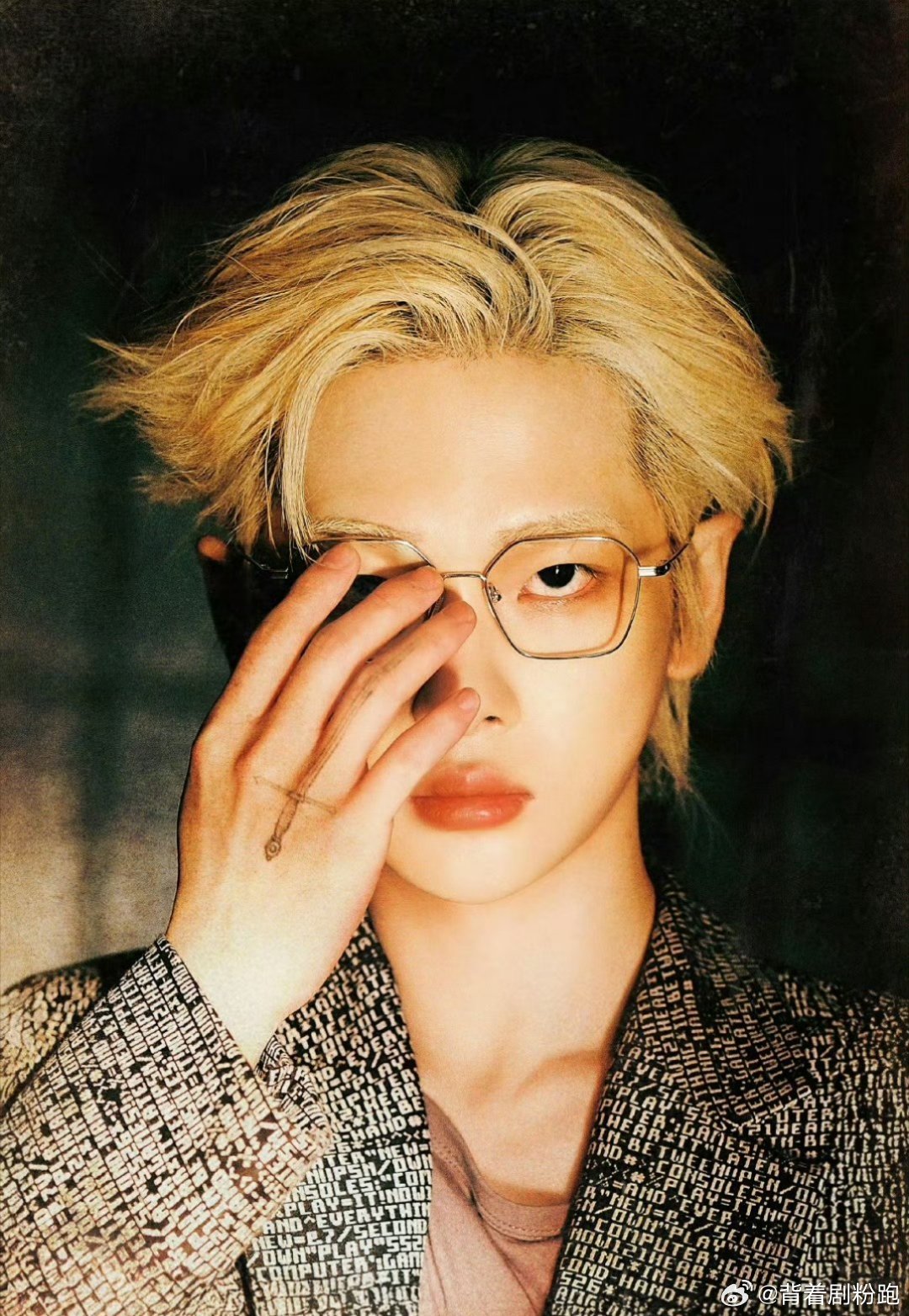 微博之夜首波艺人造型曝光周震南张艺凡陈伟霆等亮相