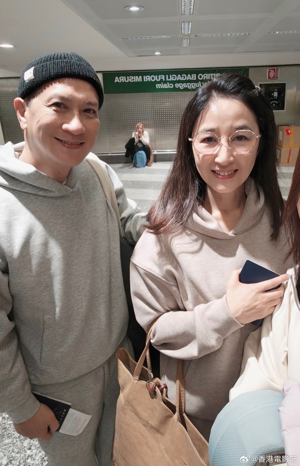 网友米兰机场偶遇张家辉关咏荷夫妇