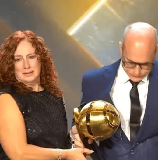 环球足球奖追授若塔特别纪念奖，父母代领