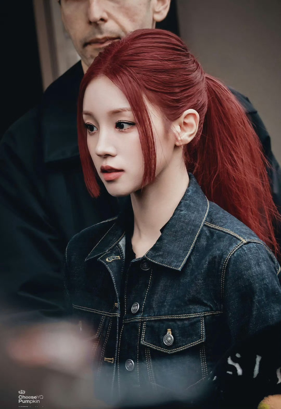 宋雨琦红发低马尾亮相米兰时装周