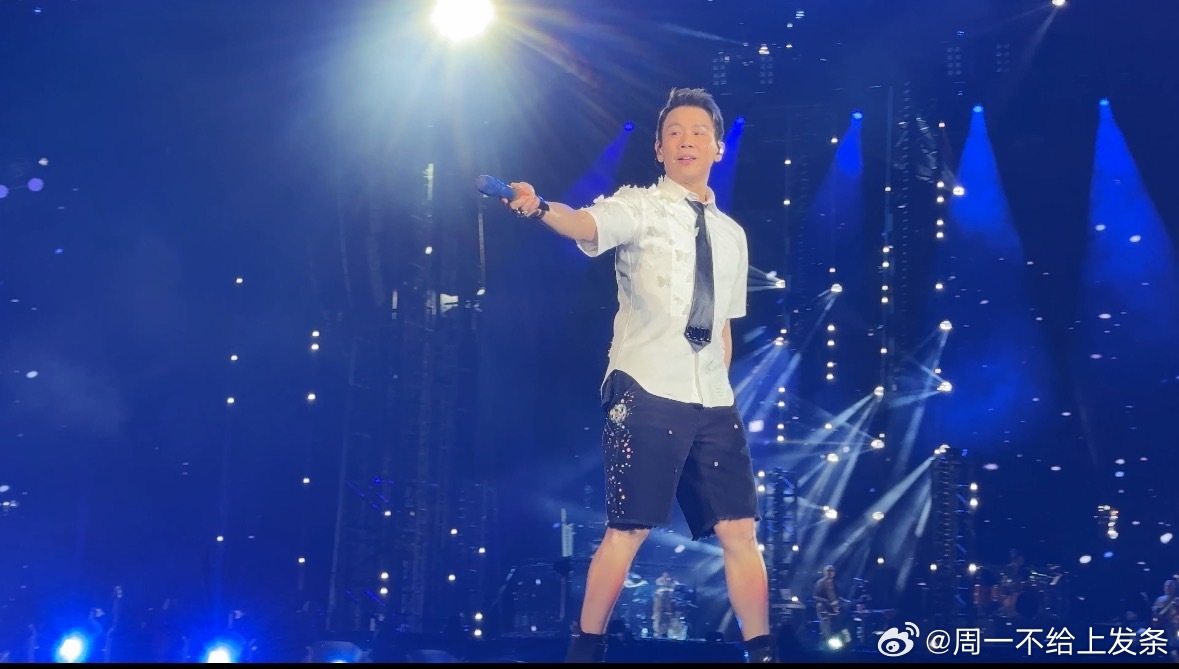 陶喆武汉雨中湿身唱心乱飞，现场合唱盖过雨声
