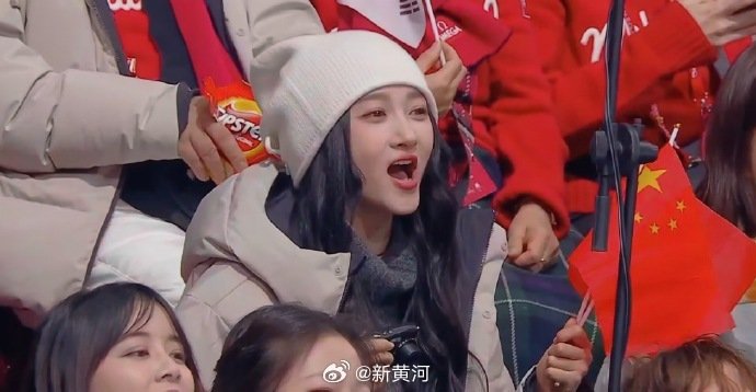 关晓彤现身米兰冬奥会为中国队助威