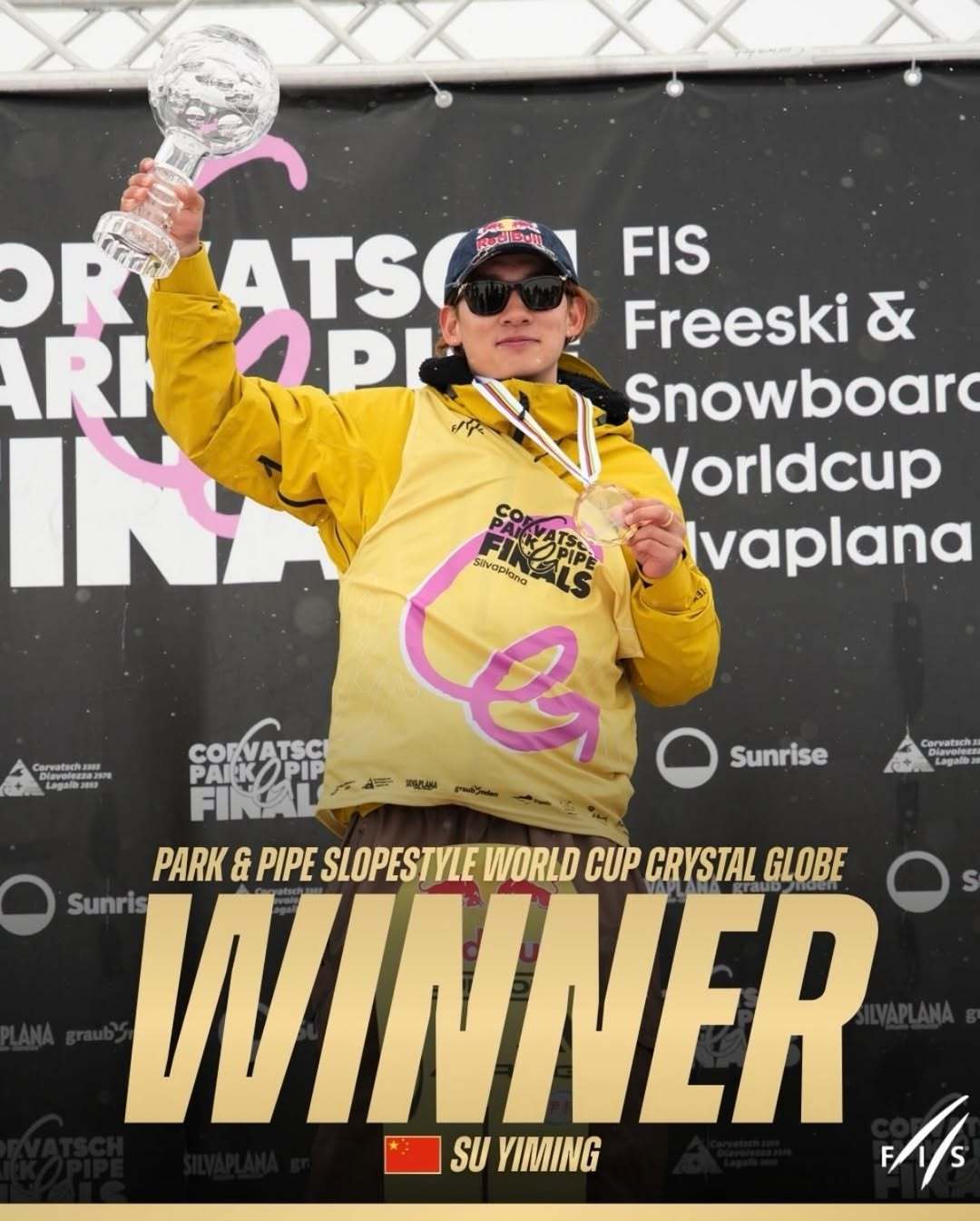 苏翊鸣捧回单板滑雪坡障世界杯水晶球奖杯