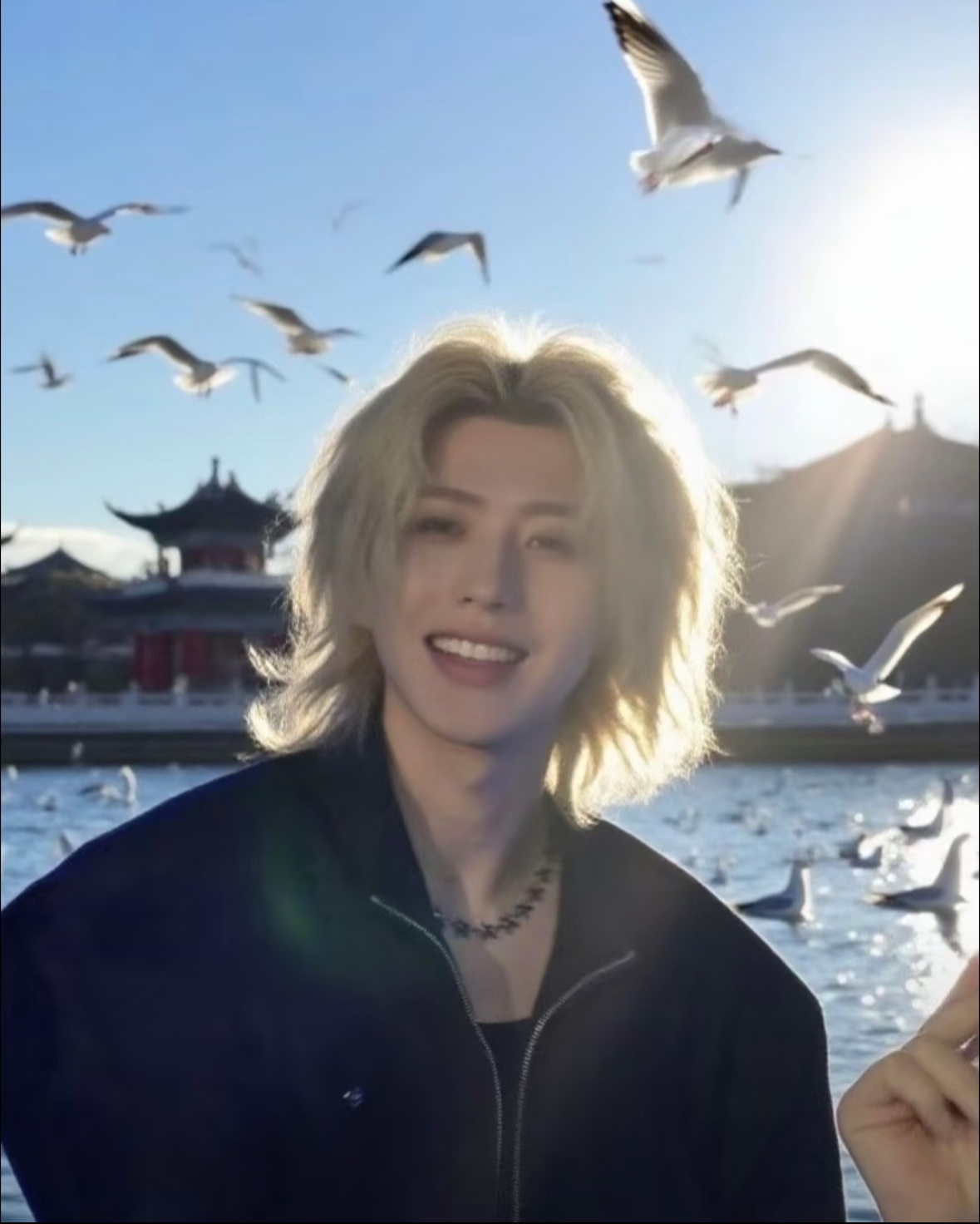 蔡徐坤完美外形引热议，粉丝直呼吃太好