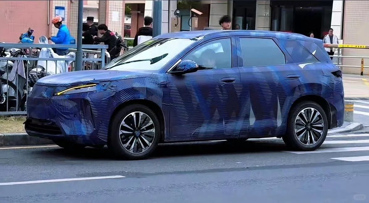 比亚迪元MAX谍照曝光，蓝色伪装紧凑型SUV