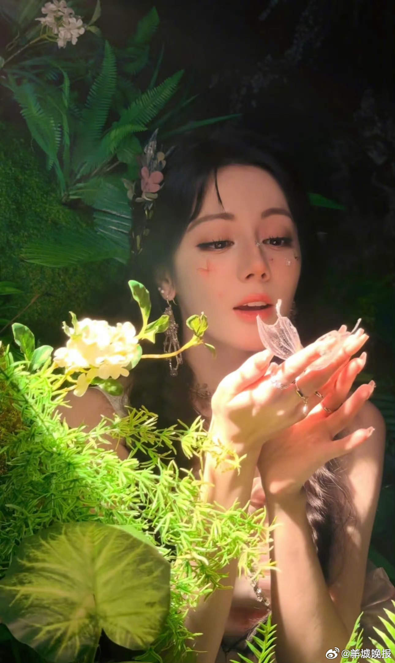 众星春日绿意写真大赏，迪丽热巴杨颖等演绎清新灵动