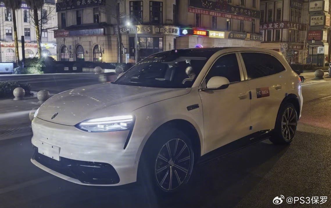 问界M6白色实车亮相