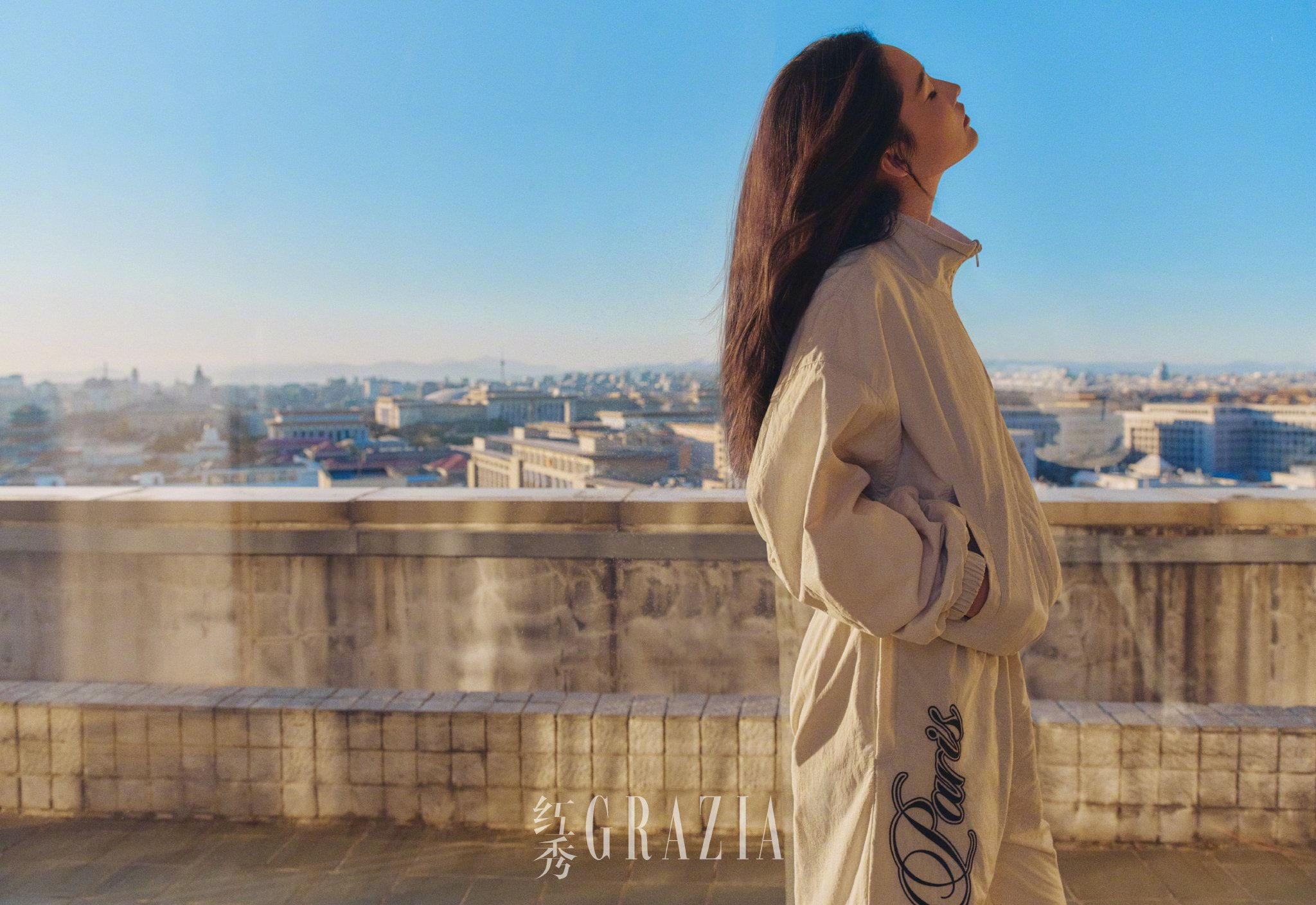 李沁登红秀闭年刊三封面