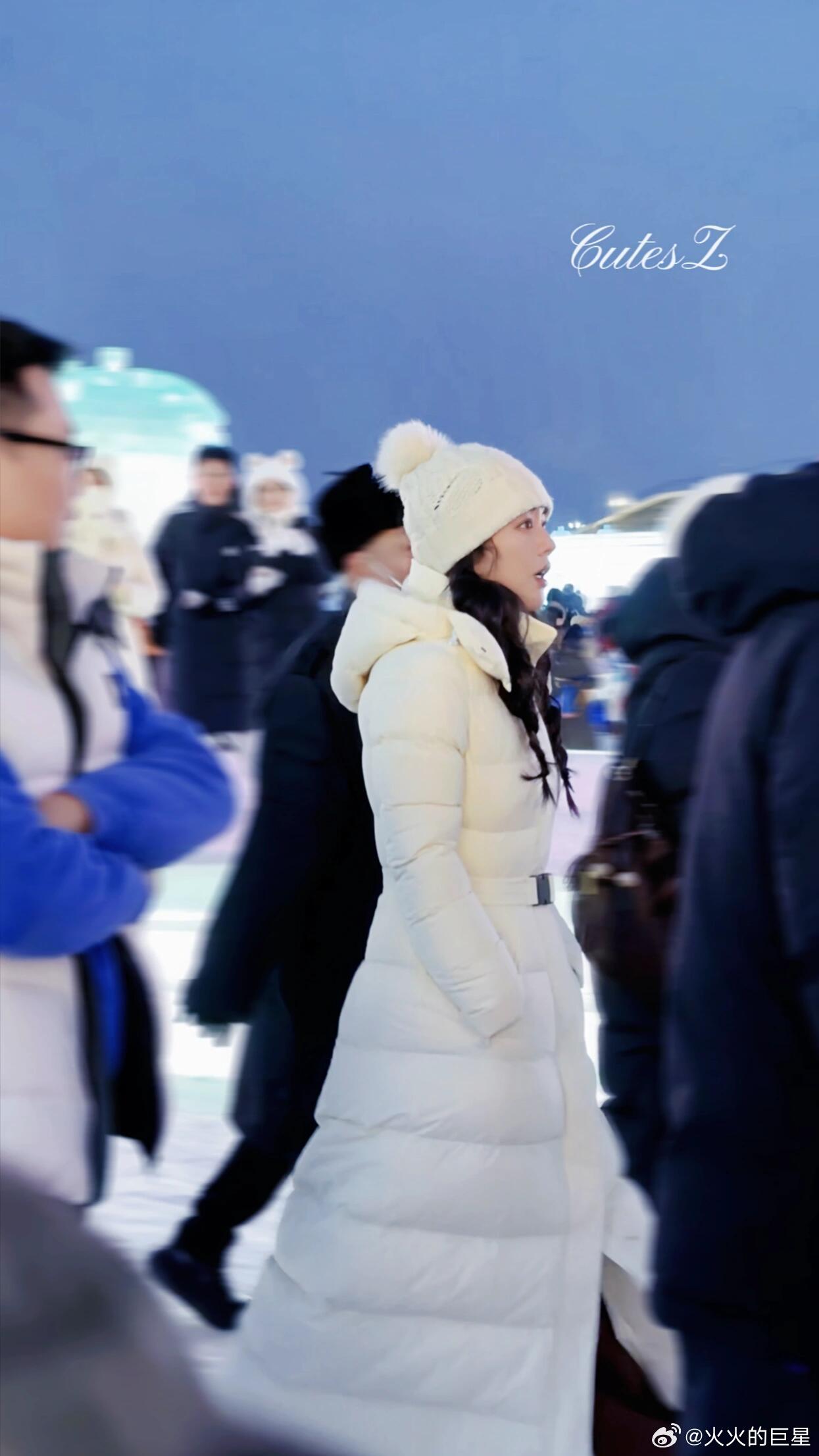 马思纯现身冰雪大世界状态极佳