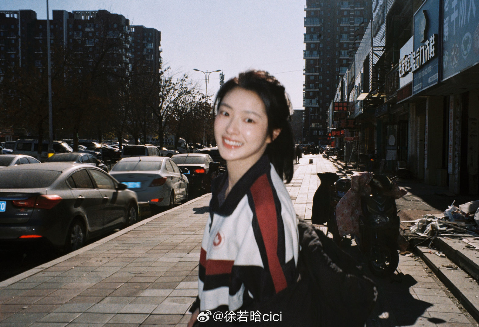 徐若晗《一路灿烂》杀青晒青春校服造型