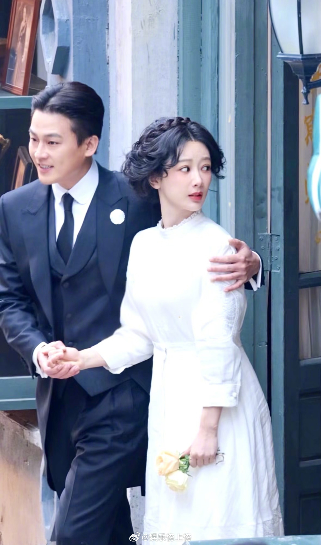 杨紫欧豪同框路透曝光，服装发型还原度高