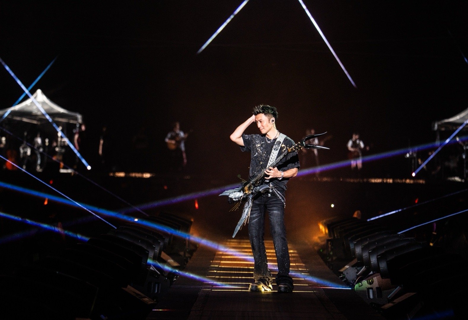 谢霆锋苏州演唱会剧透2026巡演首站深圳，3月大运中心连唱两天