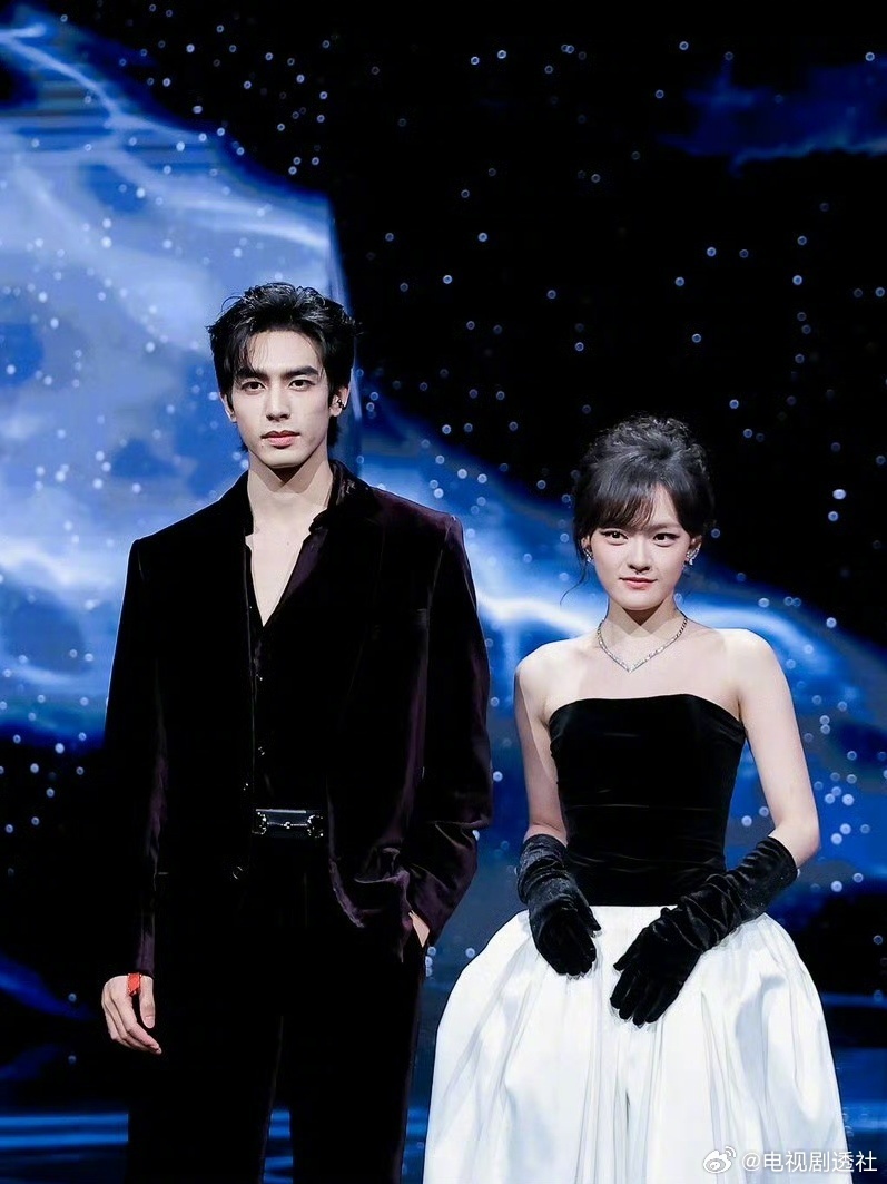 微博之夜红毯现多对新搭档，宋威龙文淇等组合亮相