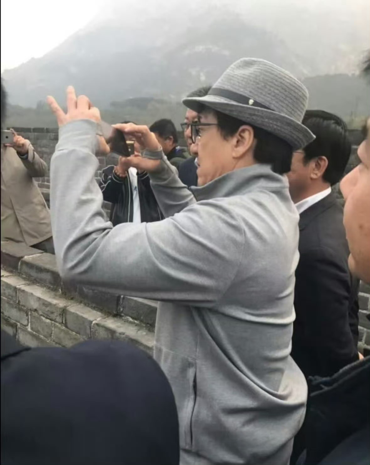 成龙亲笔回信十年剧粉，双向奔赴暖心互动