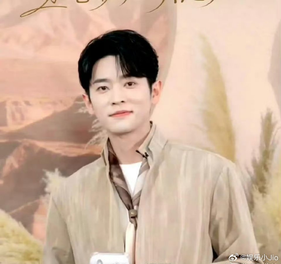 陈哲远丞磊直播状态曝光，高鼻梁引关注