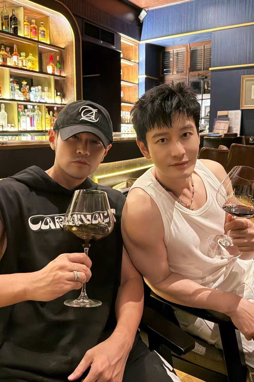 周杰伦发布与王俊凯黄晓明合照