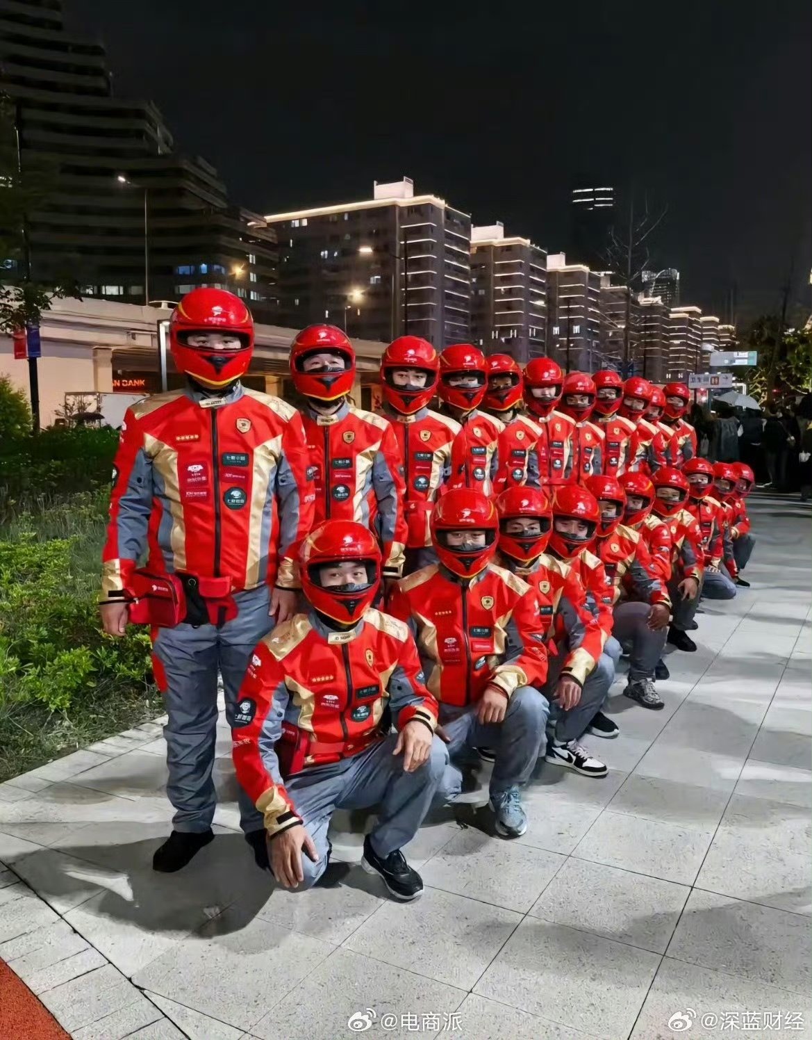 京东骑手更换赛车风格工服引热议