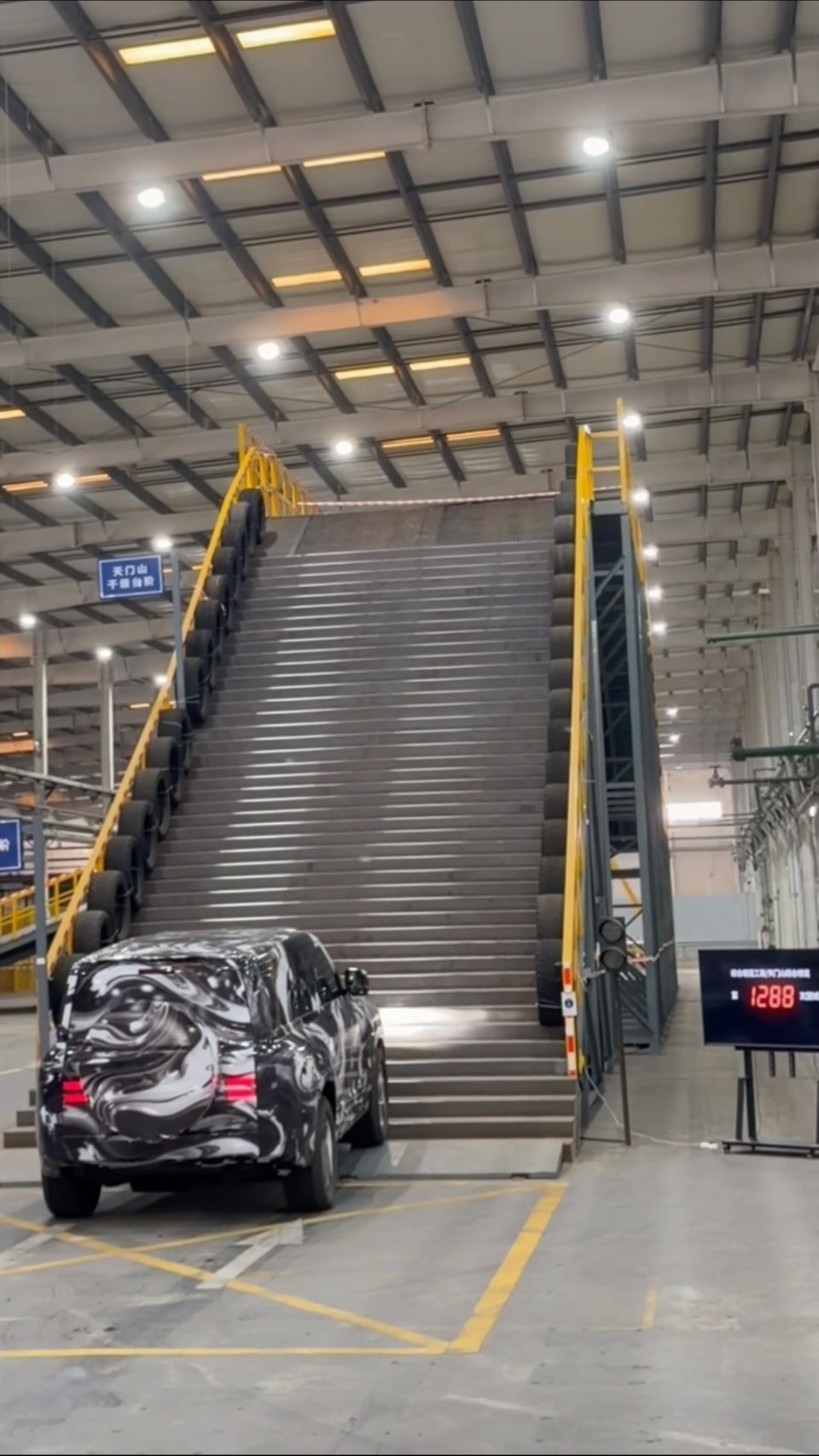 比亚迪复刻天门山天梯测试仰望U8，完成1289次爬坡