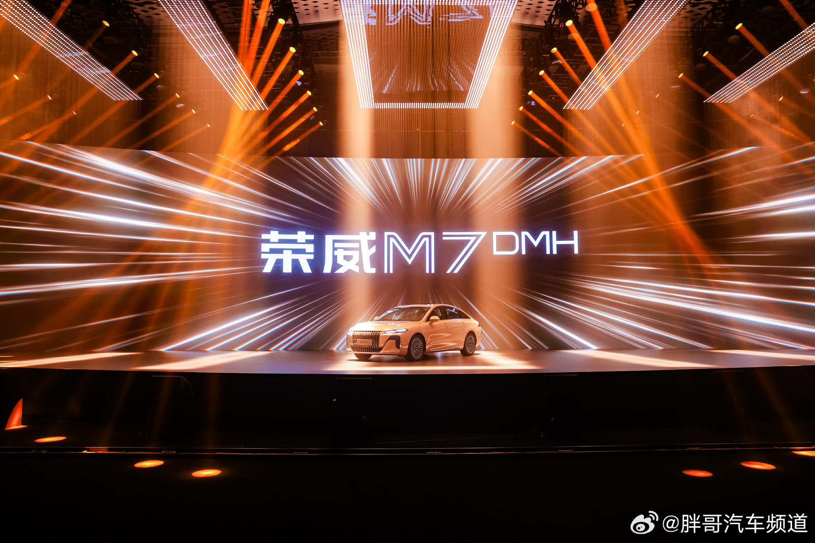 荣威M7 DMH亮相成都车展，全景沙发躺椅、2000公里续航引关注