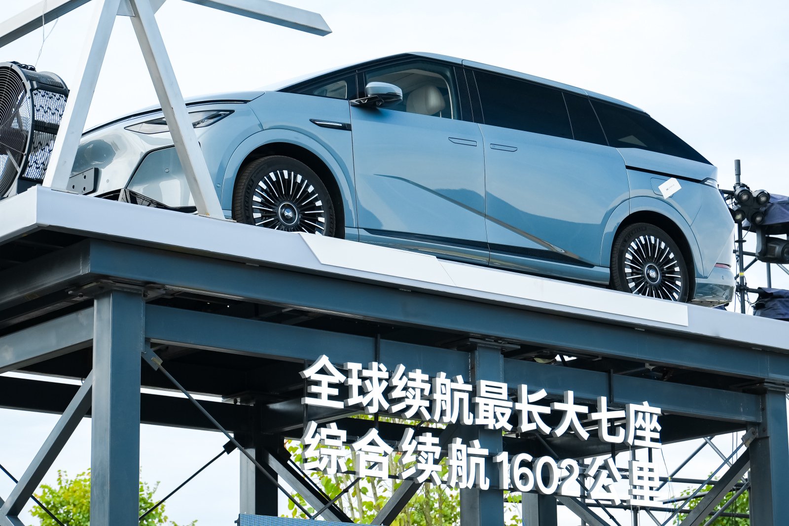 小鹏X9超级增程上市，30.98万起续航达1602km