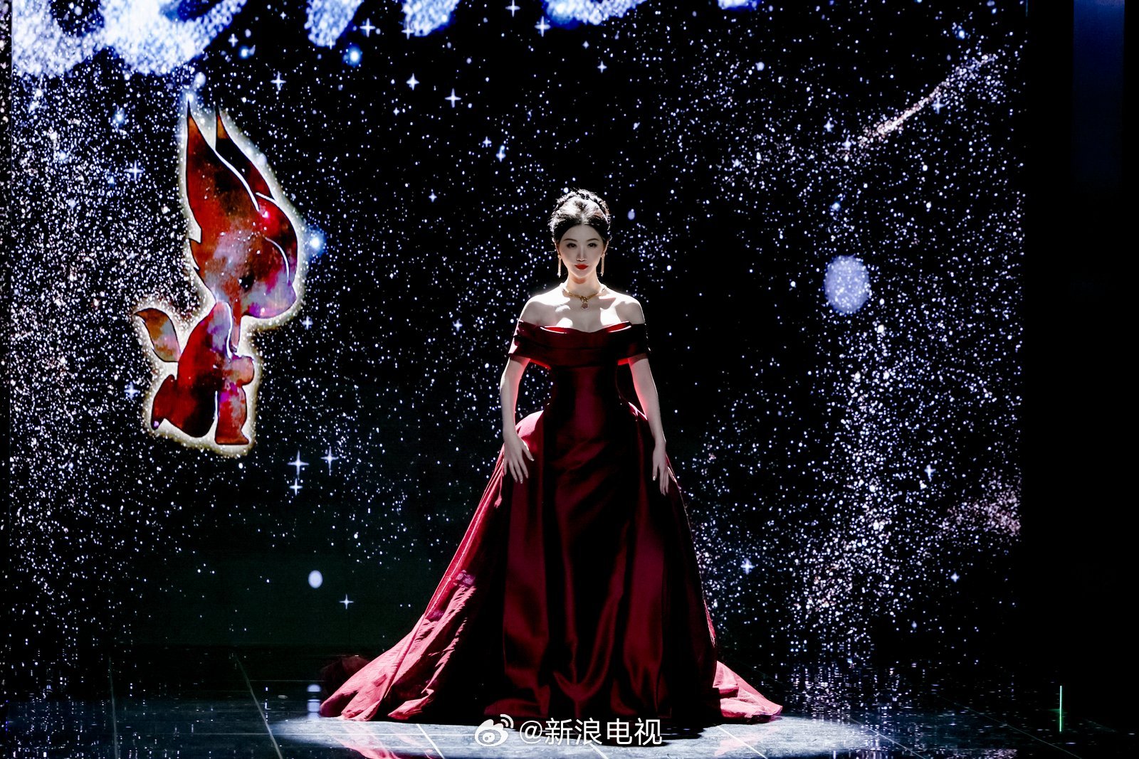 景甜红色礼服亮相微博之夜红毯