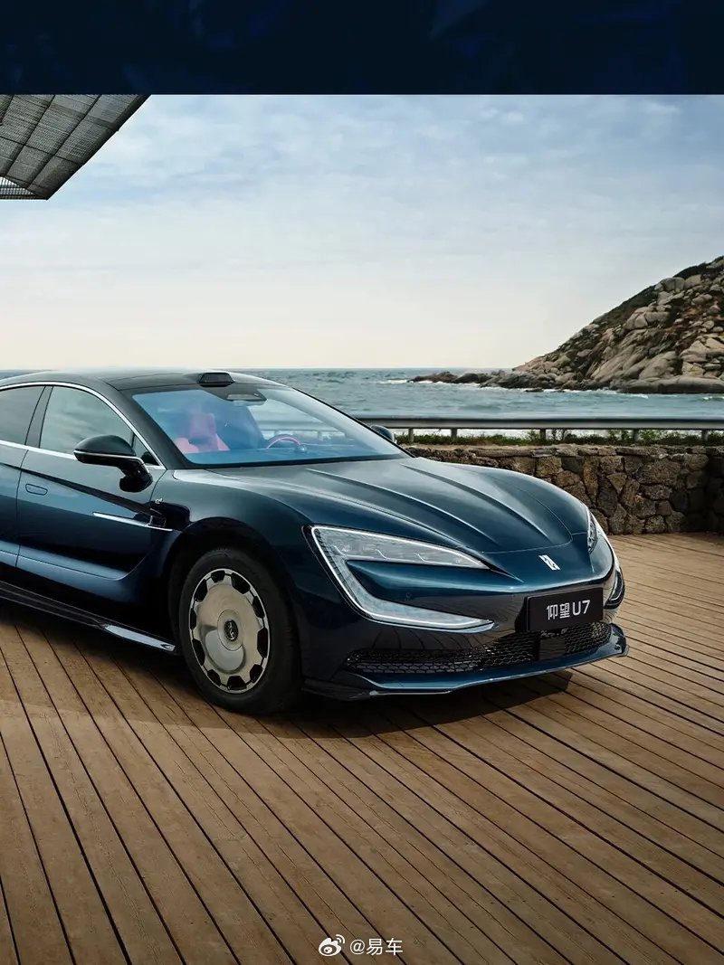 仰望U7星河蓝车色亮相广州车展，搭载云辇-Z等核心技术