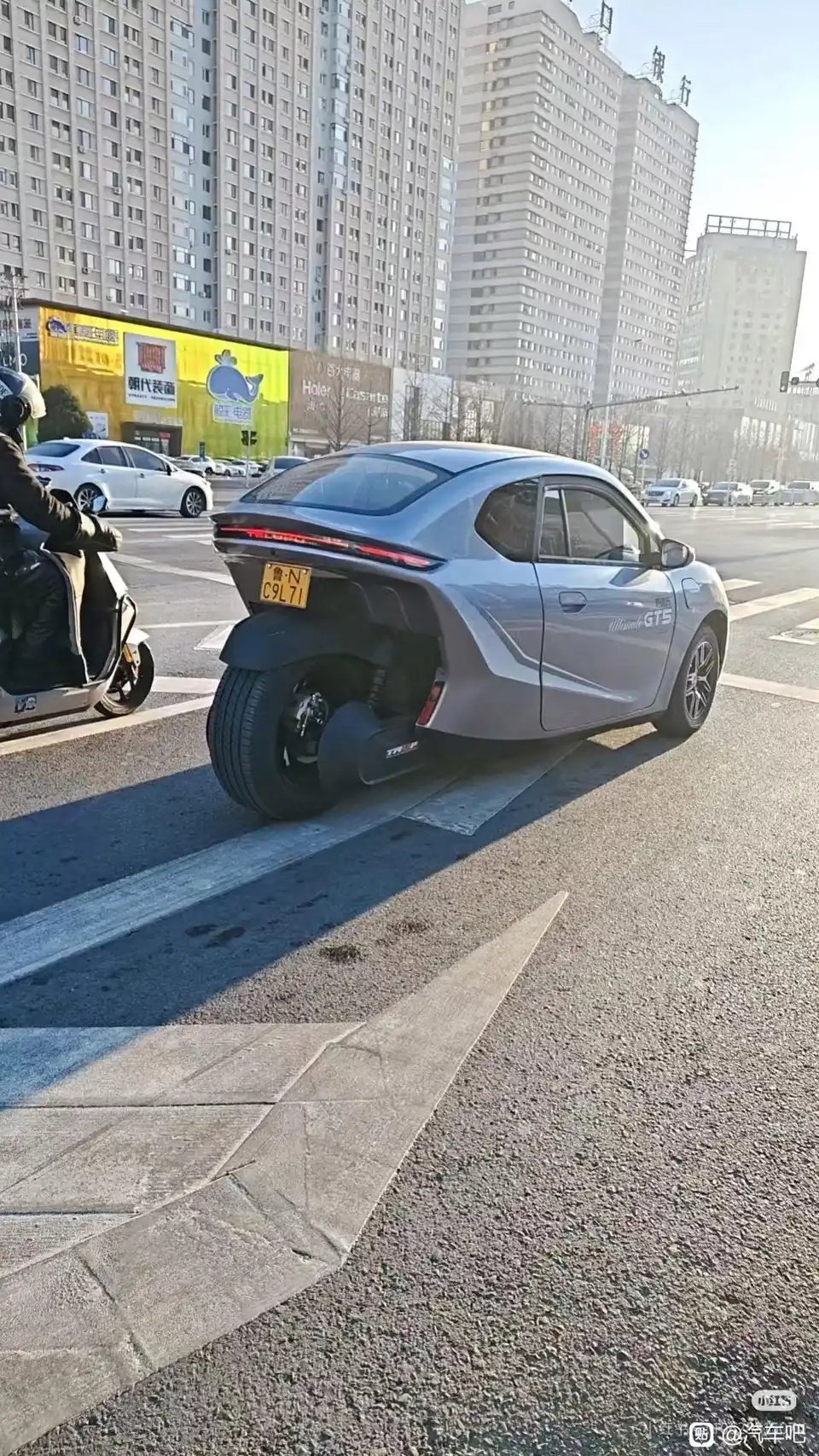 摩托车黄牌科幻车上路引安全疑虑