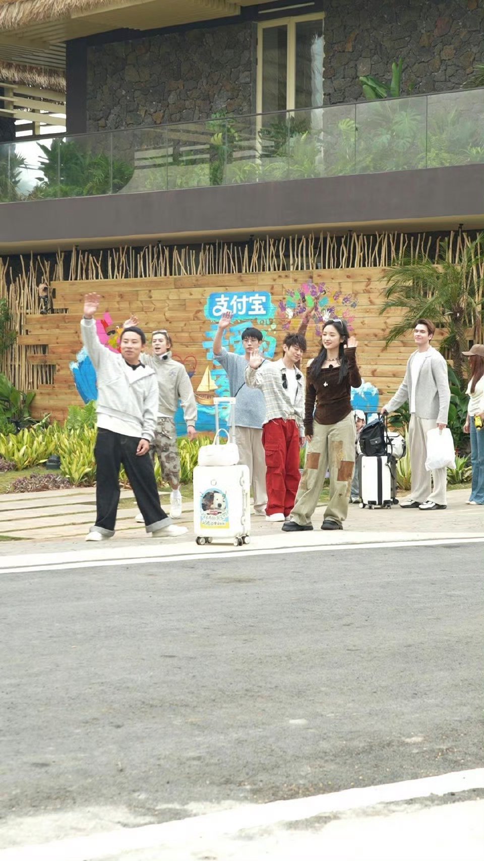 王鹤棣王传君武大靖合体亲爱的客栈，何炅沈月谭松韵加盟圆梦