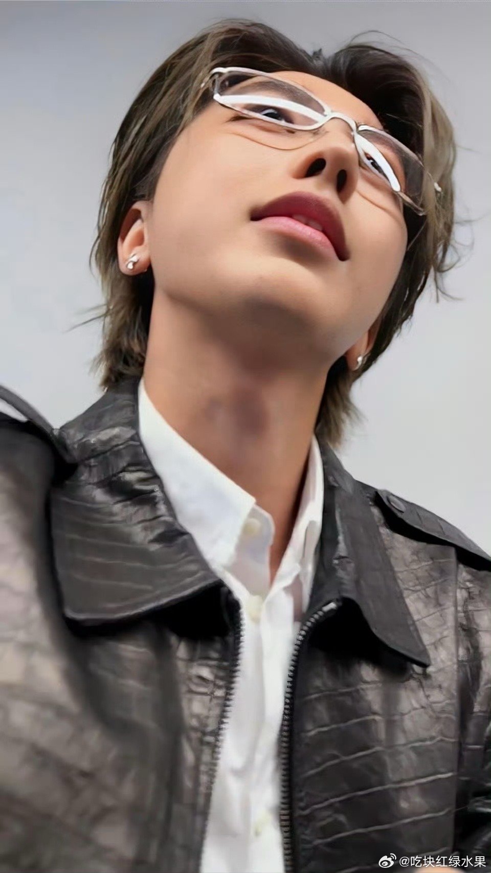 蔡徐坤扫楼怼脸图片曝光