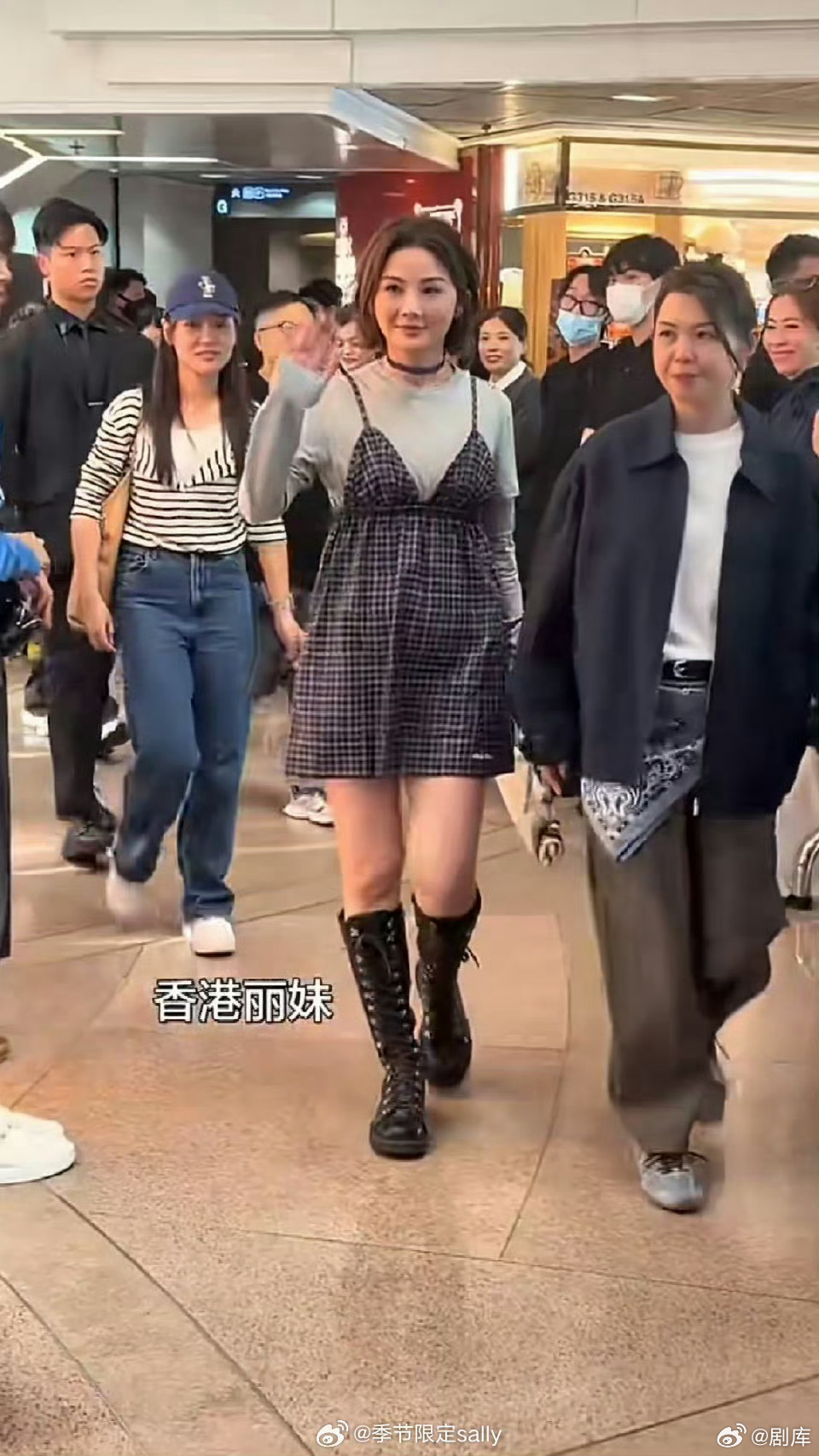 阿sa出席活动腹部微隆，疑似怀孕引猜测