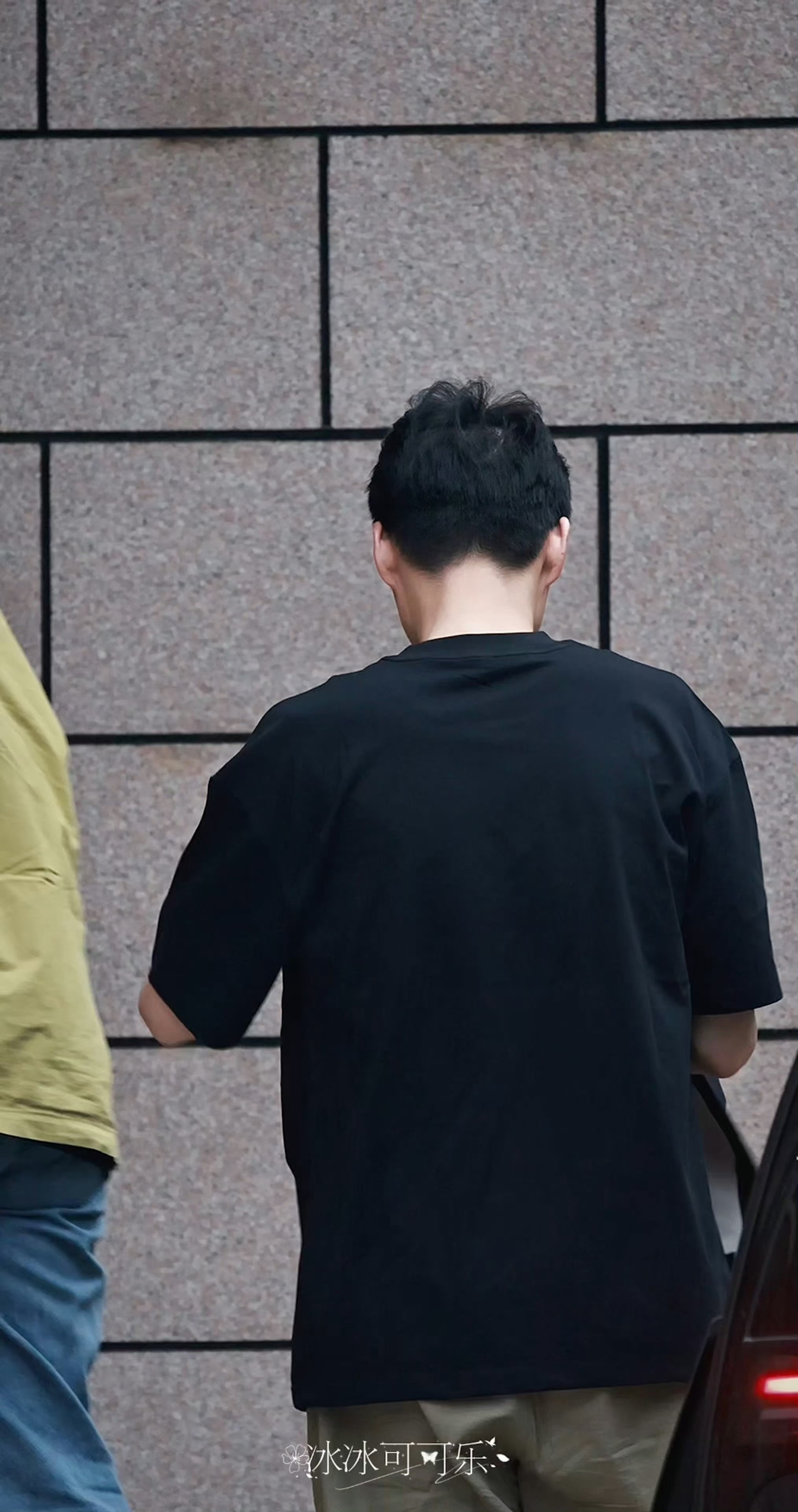 魏大勋为抢滩18小时剪露额短发