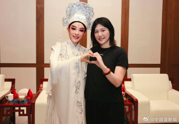 叶诗文晒五一合照，与傅园慧陈丽君同框