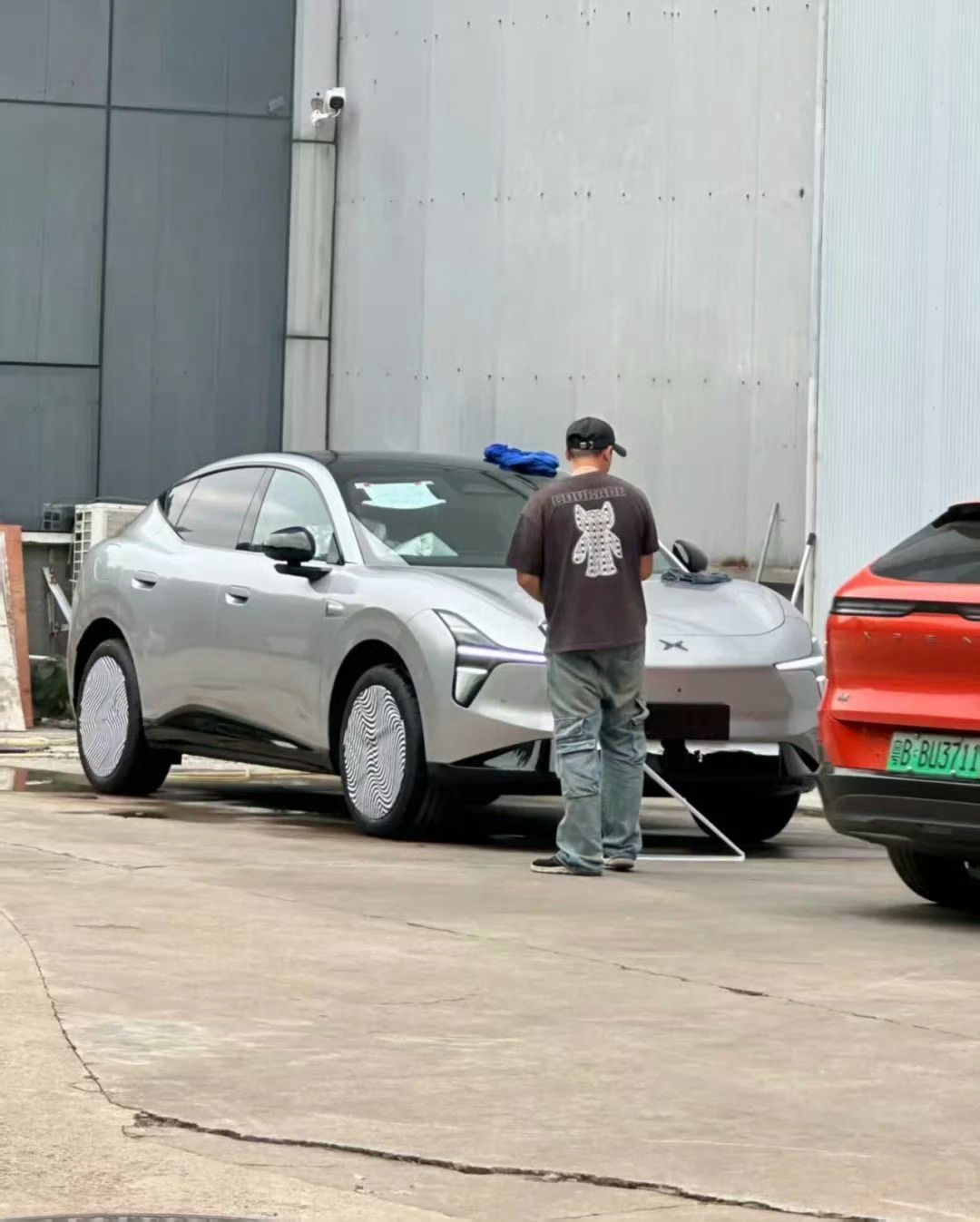 小鹏MONA首款SUV曝光，溜背式轿跑造型运动感强