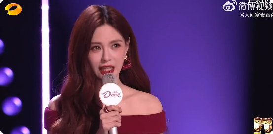 沈梦辰红裙造型亮眼，港风大美女热梗不断