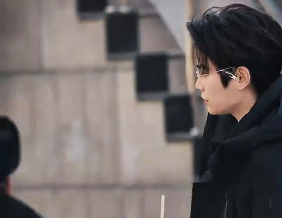 丁禹兮春晚眼镜造型亮相