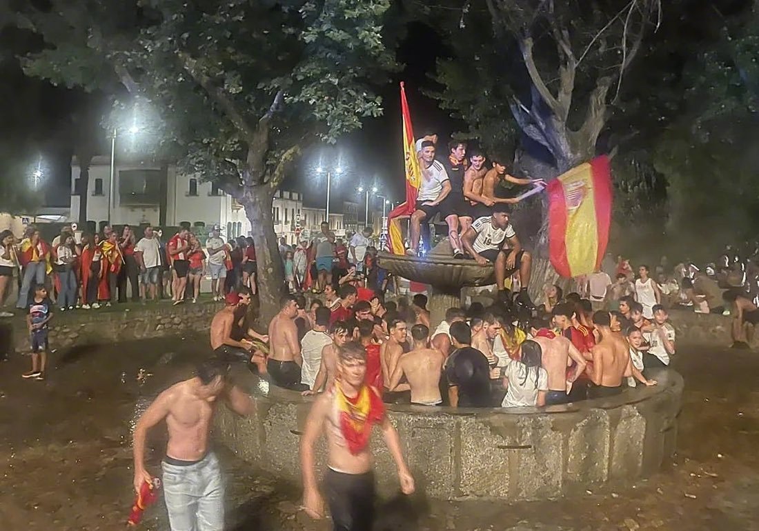西班牙夺冠庆祝喷泉倒塌，13岁少年不幸身亡
