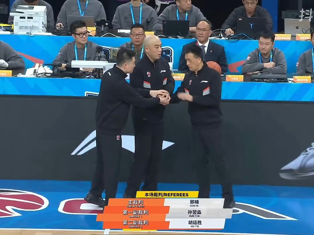 CBA焦点战：辽宁队主帅杨鸣连吃两T遭驱逐，北京队获争议性6次罚球锁定胜局