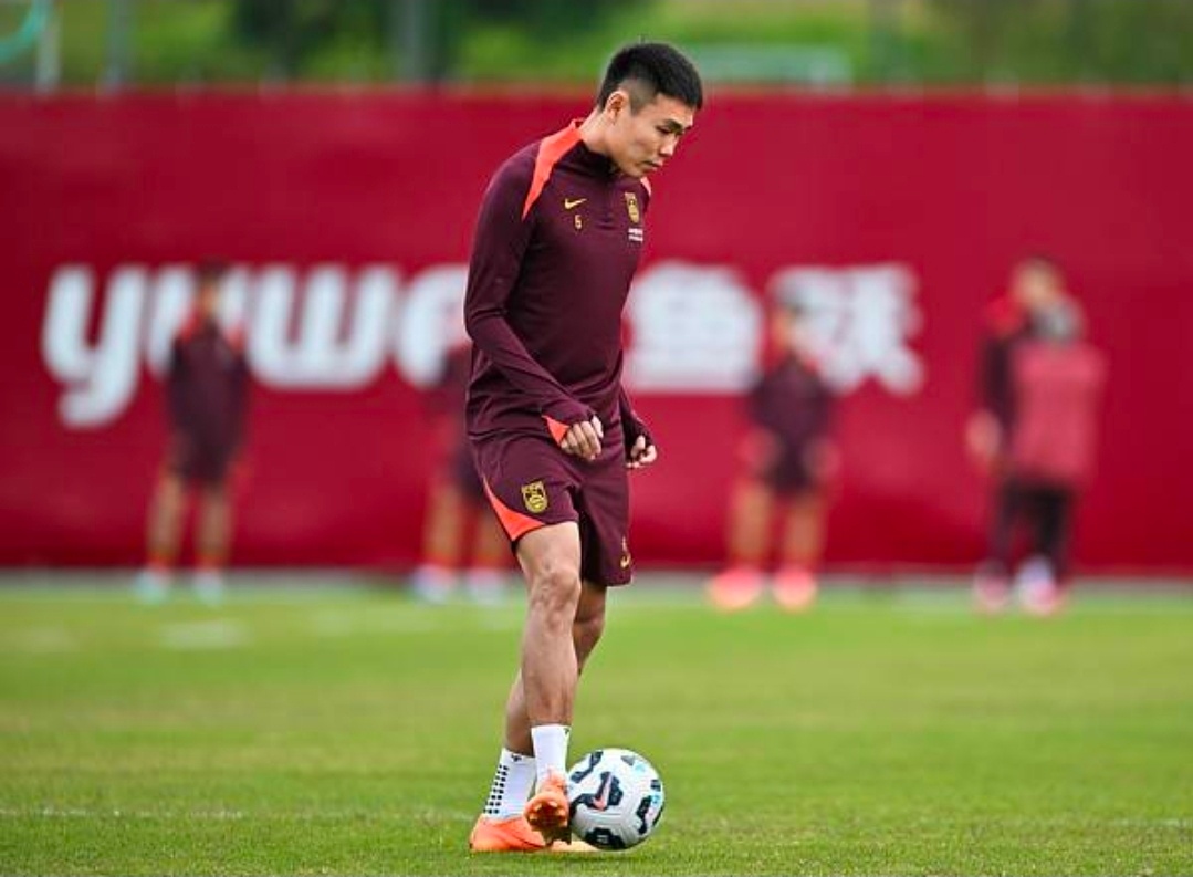 国足抵迪拜备战，王上源伤退塞尔吉尼奥归队