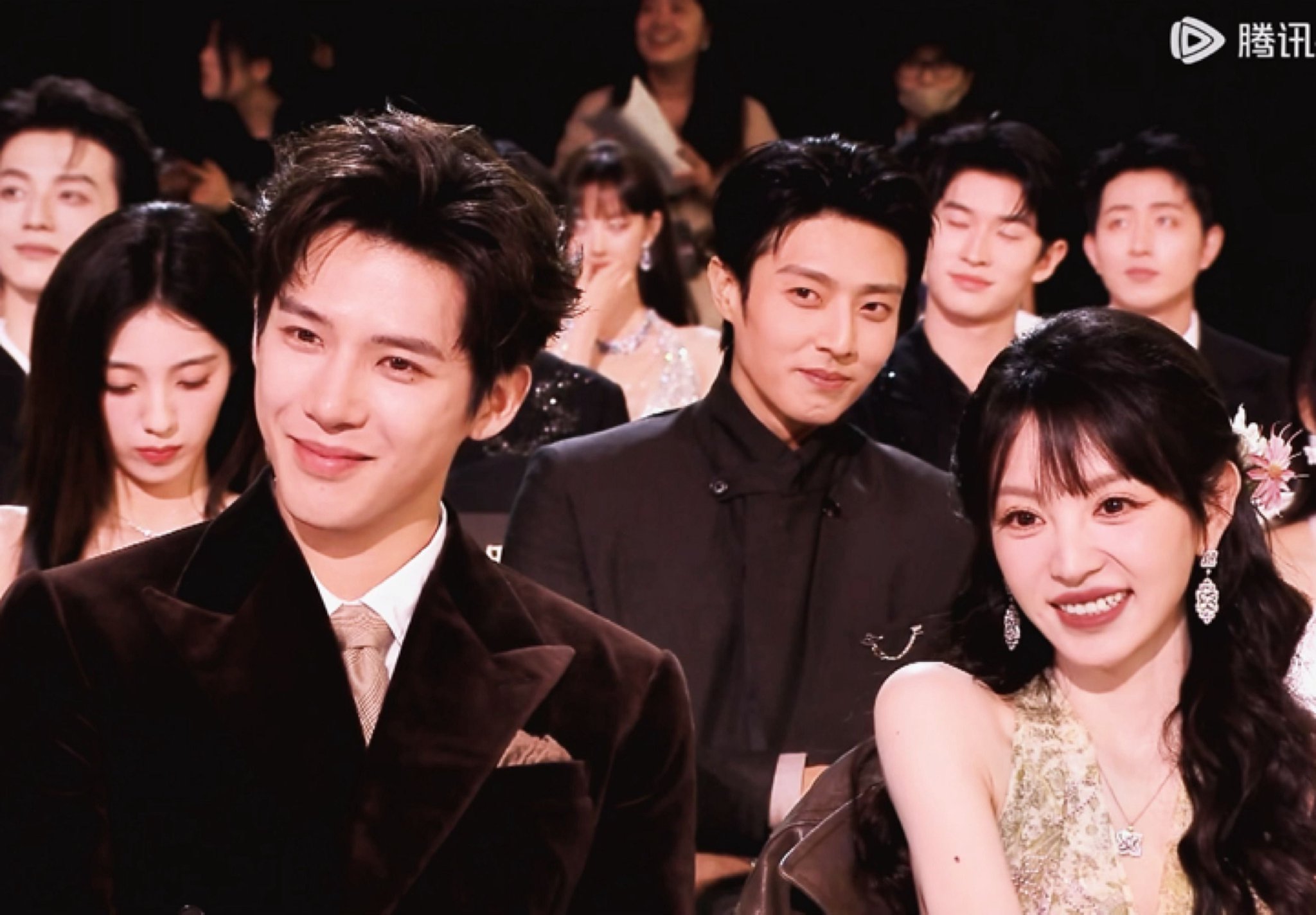 田曦薇王安宇同框亮相星光大赏内场