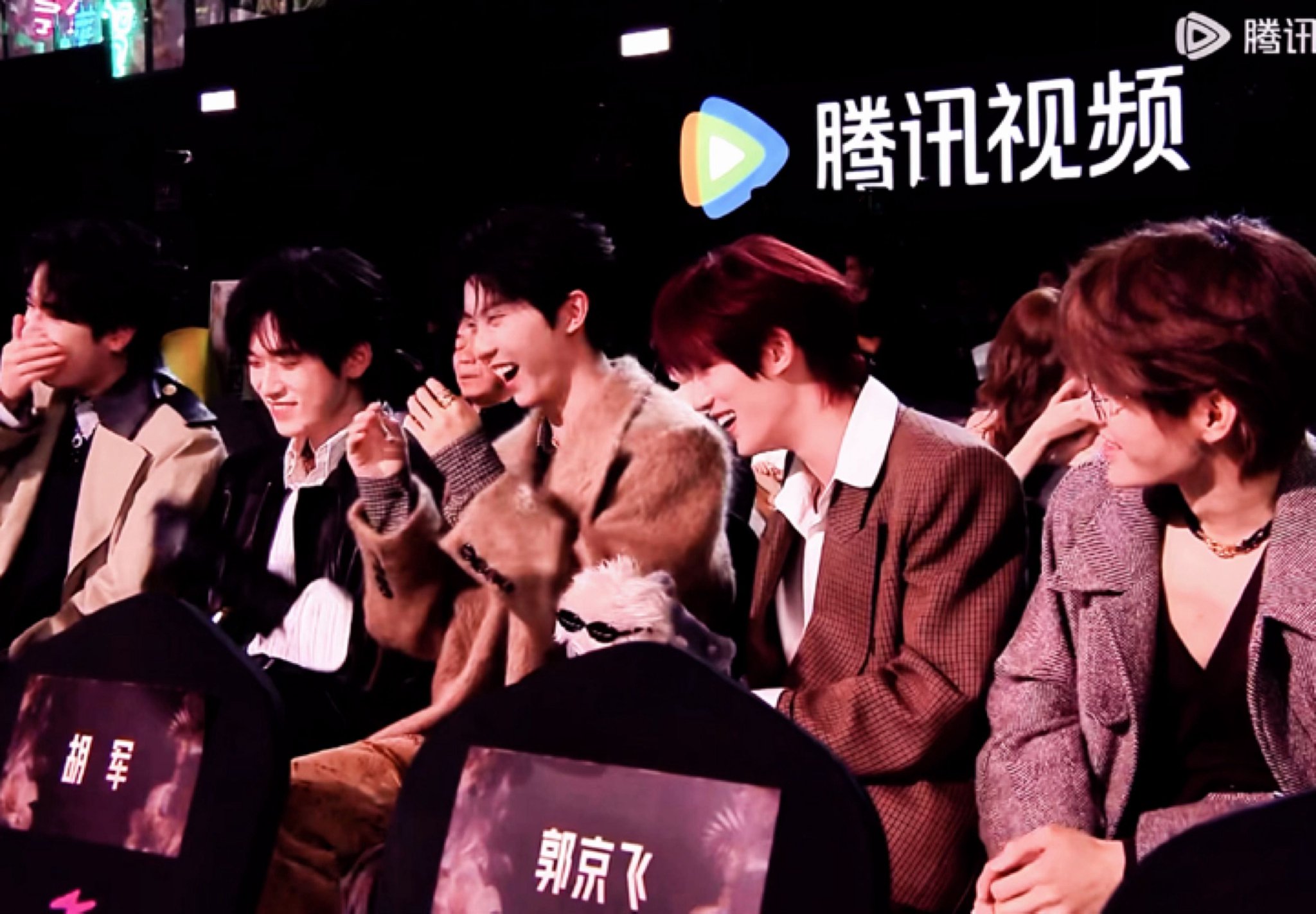 张艺凡感谢时代峰峻台下喊倒闭，时代少年团反应引热议