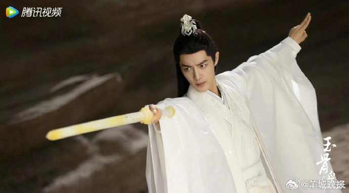 肖战成毅等男星古装执剑造型引热议