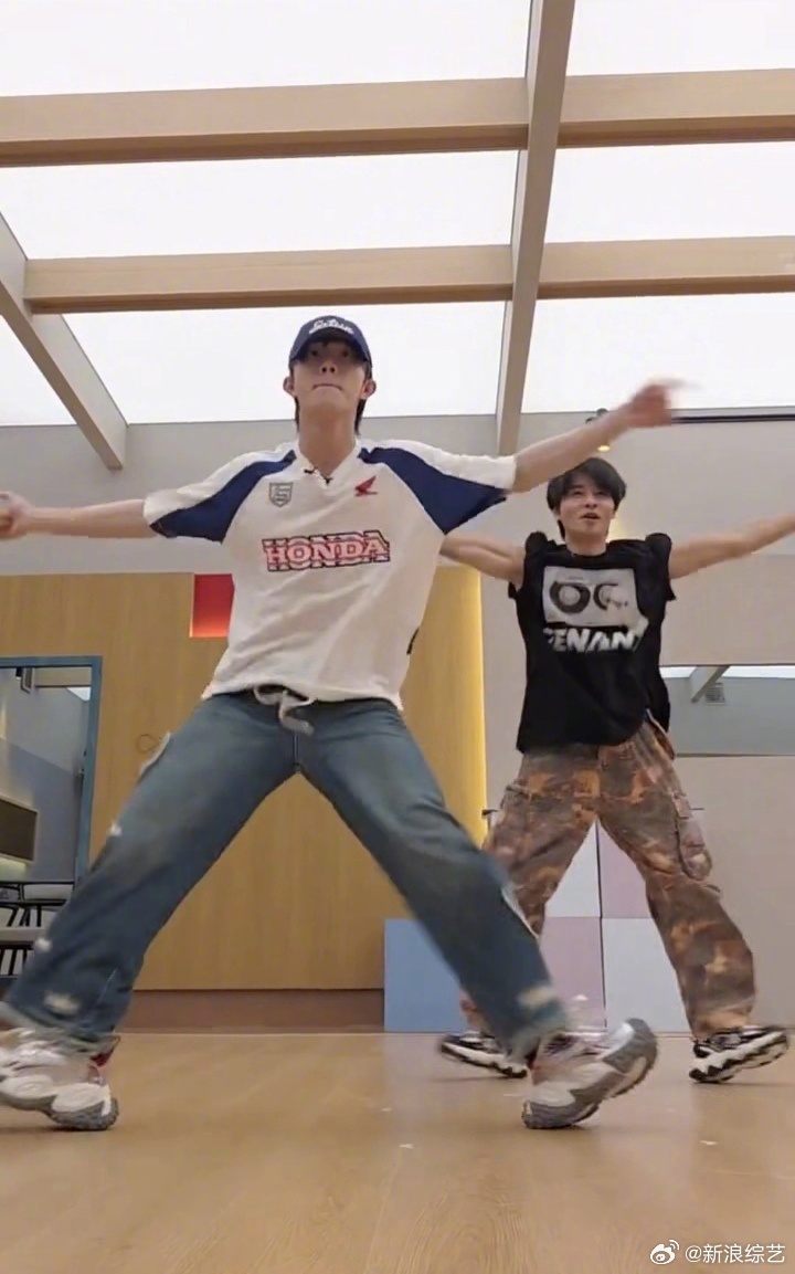 张晋苏新皓合作舞台《GO》气场全开