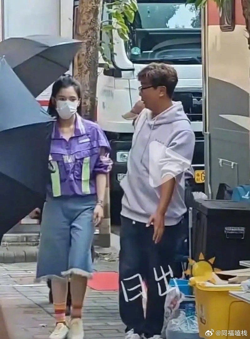 张婧仪新剧《我那菜市场的白月光》造型引争议